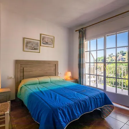 Сasa de vacaciones Beautiful In With 3 Bedrooms, Wifi And Outdoor Swimming Pool