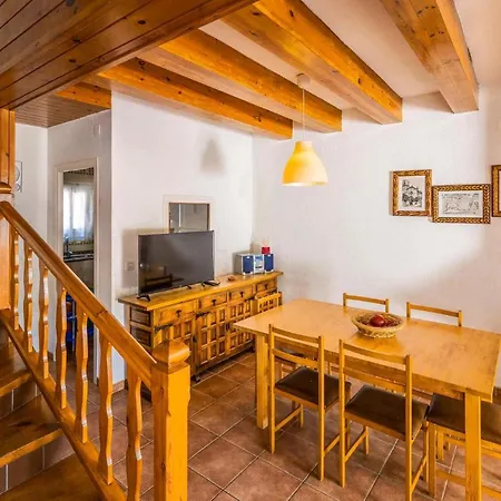 Beautiful In With 3 Bedrooms, Wifi And Outdoor Swimming Pool Сasa de vacaciones