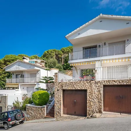 Beautiful In With 3 Bedrooms, Wifi And Outdoor Swimming Pool Holiday home *