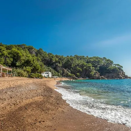 Beautiful In With 3 Bedrooms, Wifi And Outdoor Swimming Pool Holiday home *