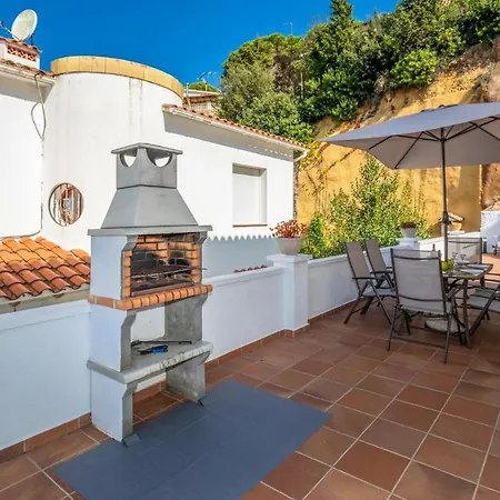 Beautiful In With 3 Bedrooms, Wifi And Outdoor Swimming Pool Holiday home