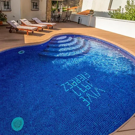 Beautiful In With 3 Bedrooms, Wifi And Outdoor Swimming Pool *